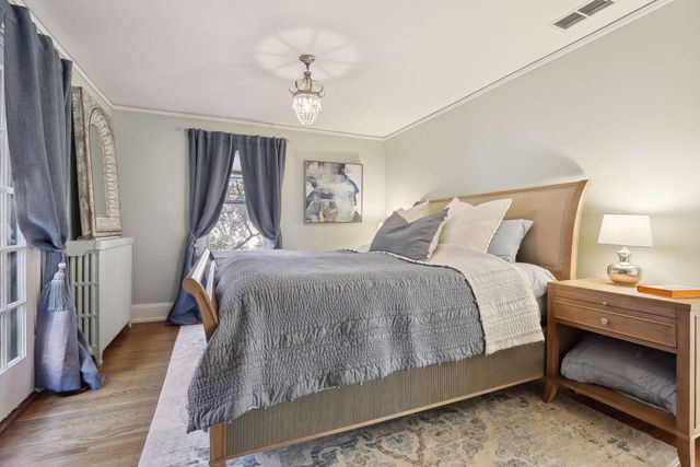 1005 Cedar Lake Road S, Minneapolis, MN 55405