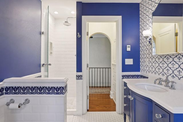 1005 Cedar Lake Road S, Minneapolis, MN 55405