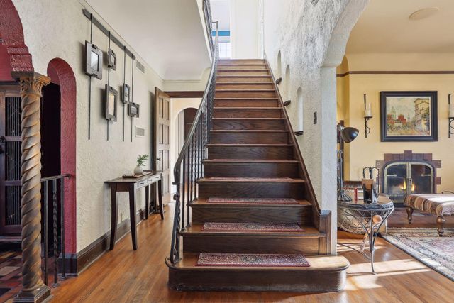 1005 Cedar Lake Road S, Minneapolis, MN 55405