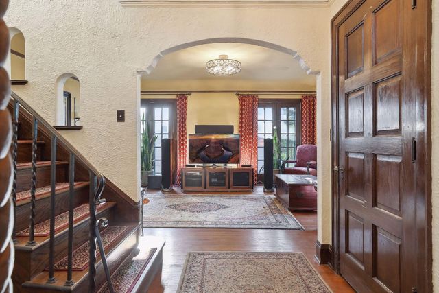 1005 Cedar Lake Road S, Minneapolis, MN 55405