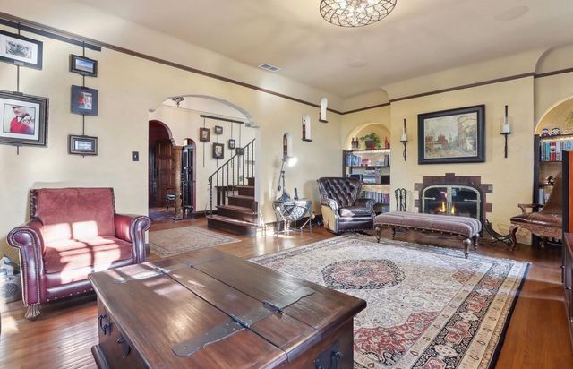 1005 Cedar Lake Road S, Minneapolis, MN 55405