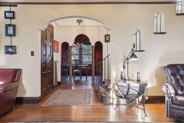 1005 Cedar Lake Road S, Minneapolis, MN 55405