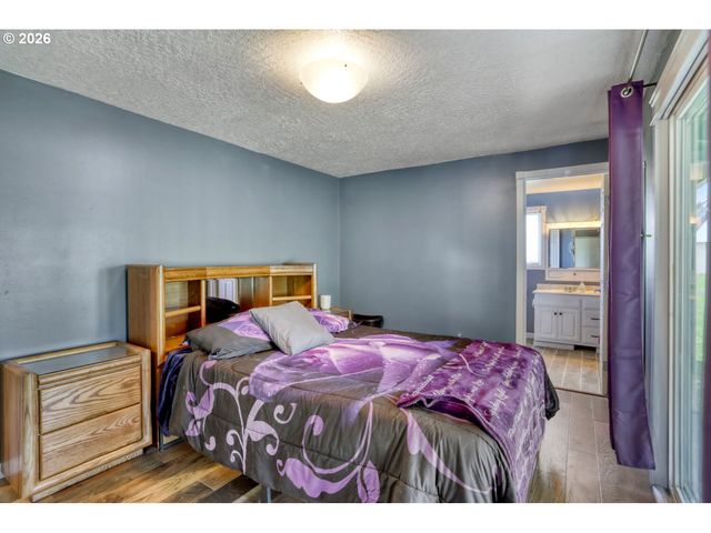 2233 COUNTRY CLUB Ter, Woodburn, OR 97071