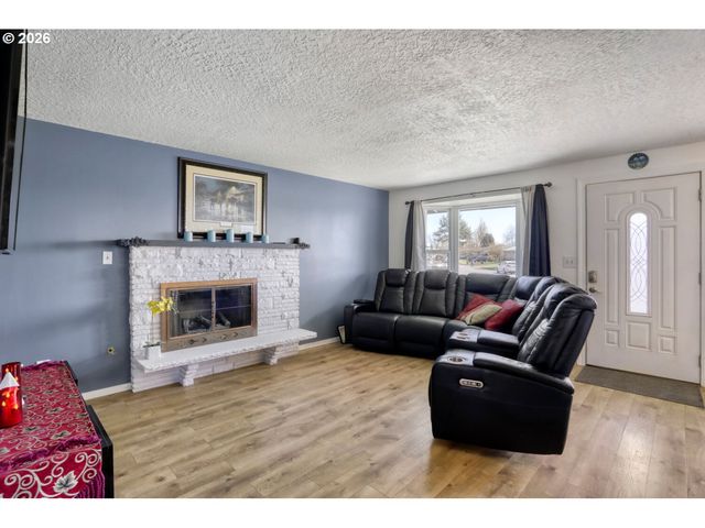2233 COUNTRY CLUB Ter, Woodburn, OR 97071