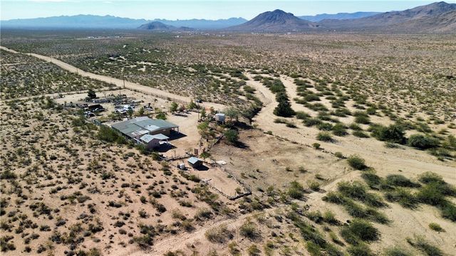 7296 N Ligurta Road, Golden Valley, AZ 86413