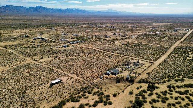 7296 N Ligurta Road, Golden Valley, AZ 86413