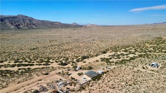 7296 N Ligurta Road, Golden Valley, AZ 86413