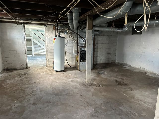 1005 E 10th Street S, Newton, IA 50208