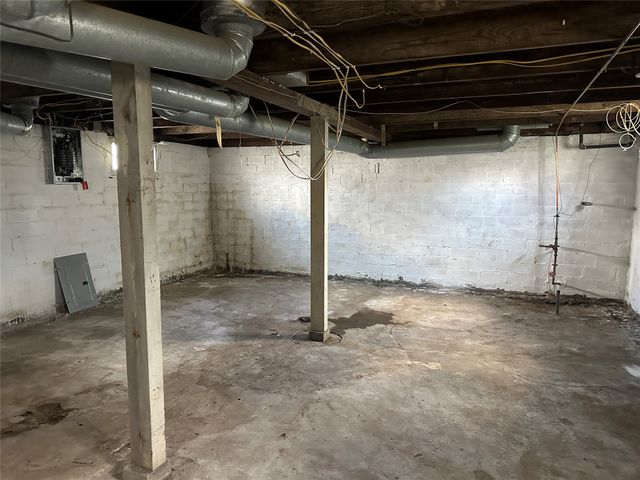 1005 E 10th Street S, Newton, IA 50208