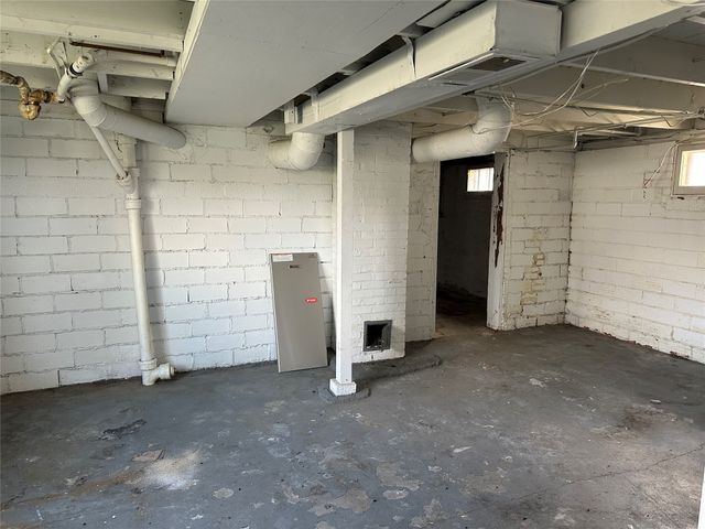 1005 E 10th Street S, Newton, IA 50208