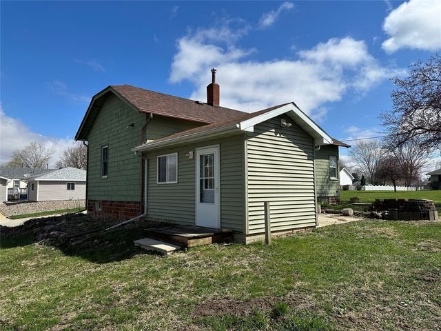 1005 E 10th Street S, Newton, IA 50208