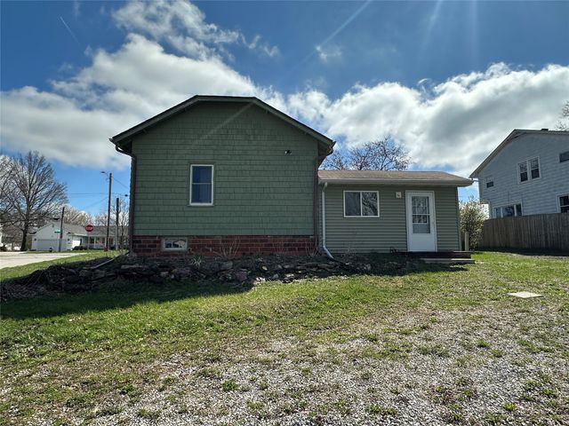 1005 E 10th Street S, Newton, IA 50208