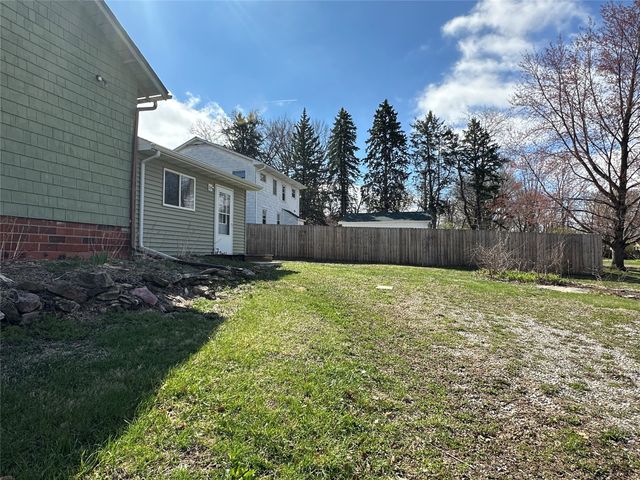 1005 E 10th Street S, Newton, IA 50208