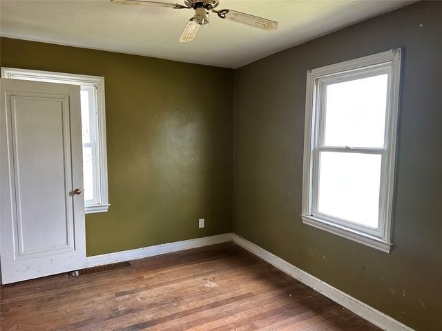 1005 E 10th Street S, Newton, IA 50208