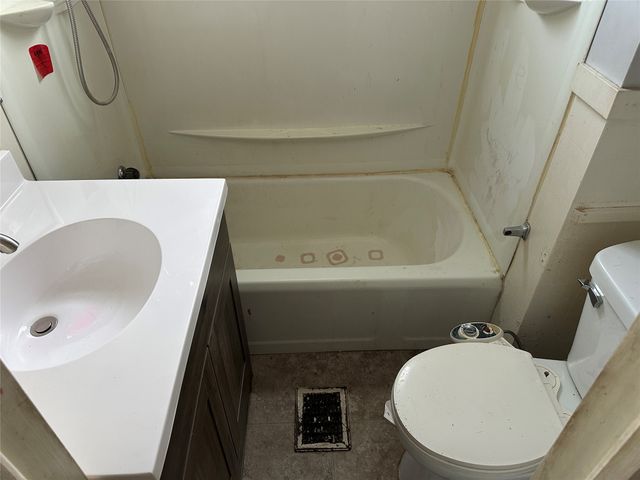 1005 E 10th Street S, Newton, IA 50208