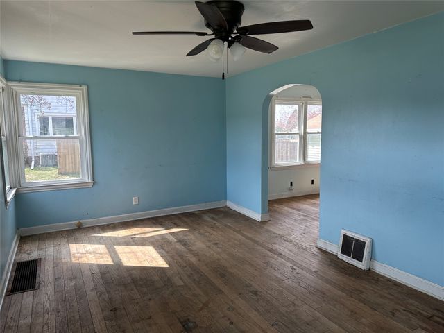 1005 E 10th Street S, Newton, IA 50208