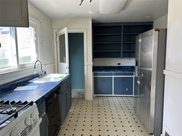 1005 E 10th Street S, Newton, IA 50208
