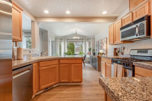 3790 SW Gene Sarazan Drive, Redmond, OR 97756