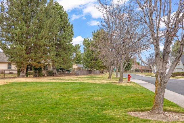 3790 SW Gene Sarazan Drive, Redmond, OR 97756