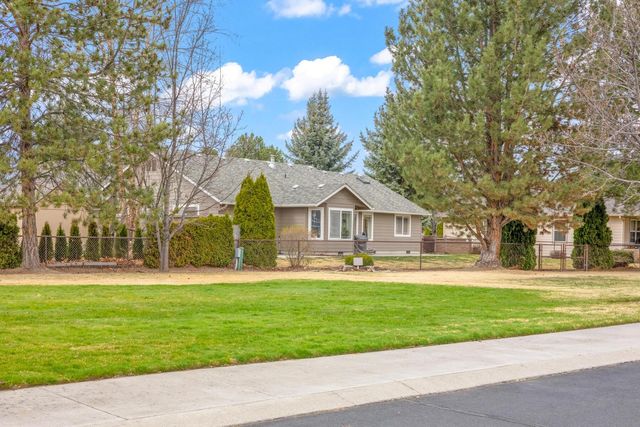 3790 SW Gene Sarazan Drive, Redmond, OR 97756