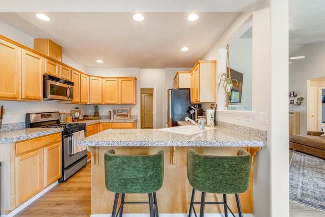 3790 SW Gene Sarazan Drive, Redmond, OR 97756