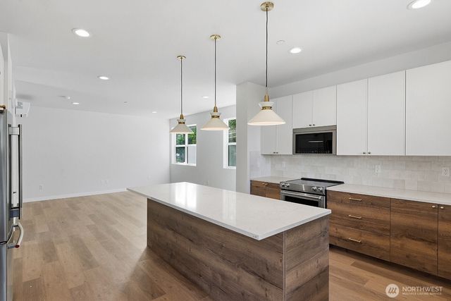 728 Newport Way NW, Issaquah, WA 98027