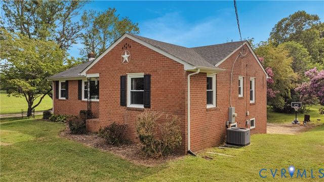 615 W Chapel Dr, Bumpass, VA 23024