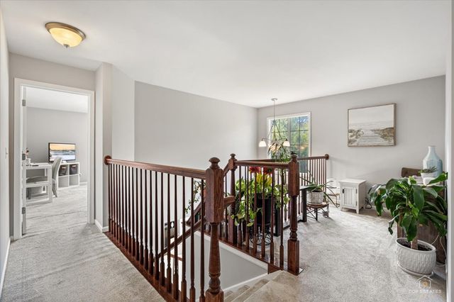 2010 IVY RIDGE Drive, Hoffman Estates, IL 60192