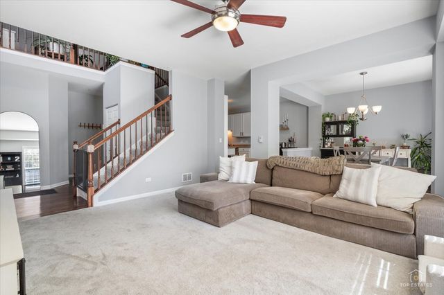 2010 IVY RIDGE Drive, Hoffman Estates, IL 60192
