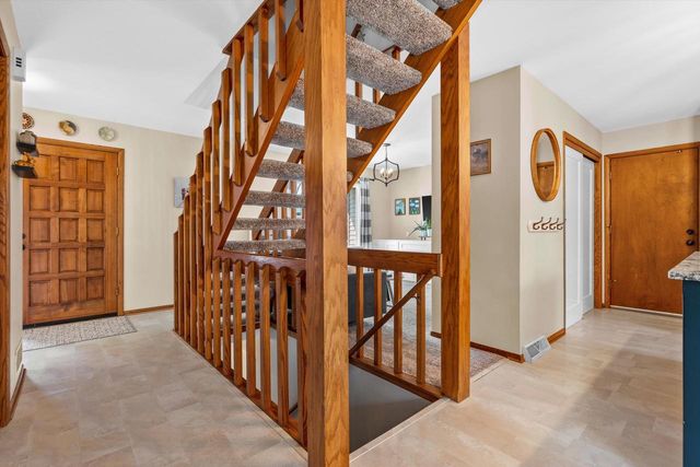 3260 S Regal DRIVE, New Berlin, WI 53151