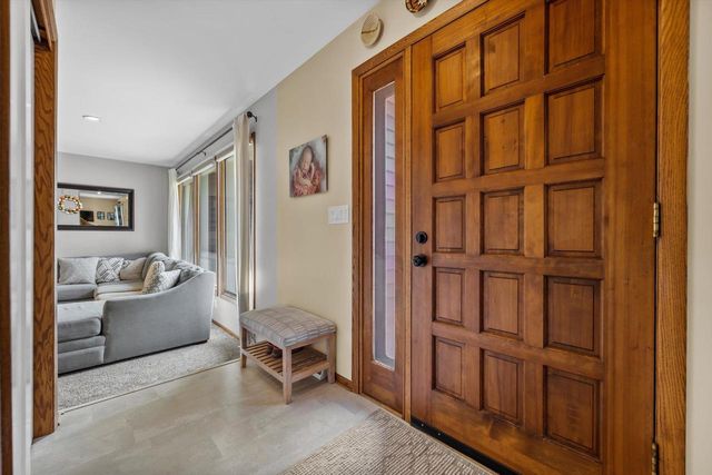 3260 S Regal DRIVE, New Berlin, WI 53151