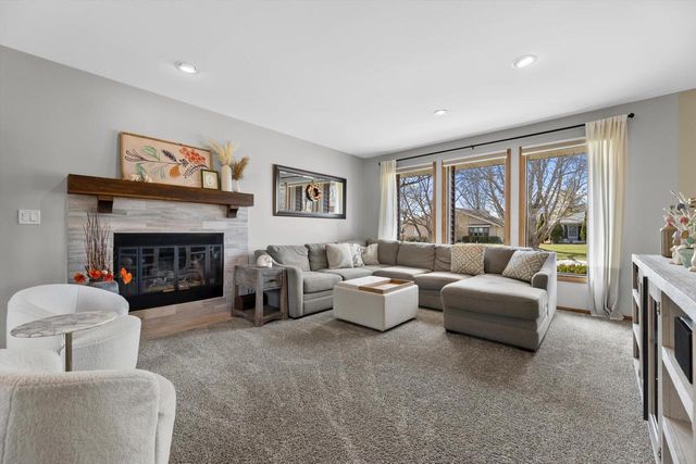 3260 S Regal DRIVE, New Berlin, WI 53151