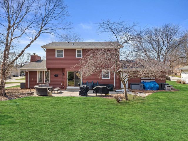 3260 S Regal DRIVE, New Berlin, WI 53151