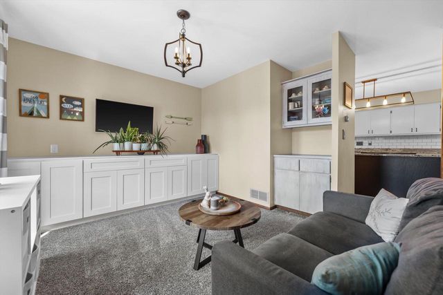 3260 S Regal DRIVE, New Berlin, WI 53151