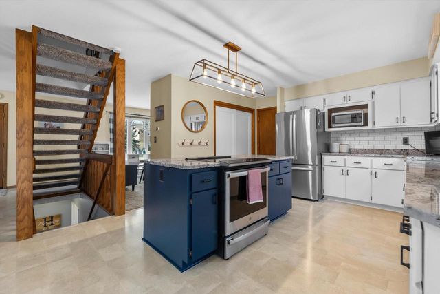 3260 S Regal DRIVE, New Berlin, WI 53151