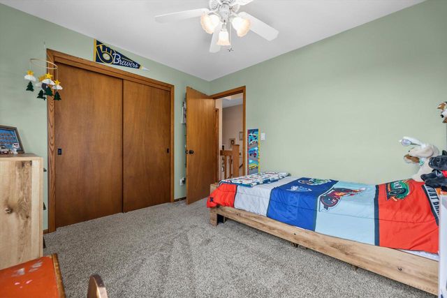 3260 S Regal DRIVE, New Berlin, WI 53151