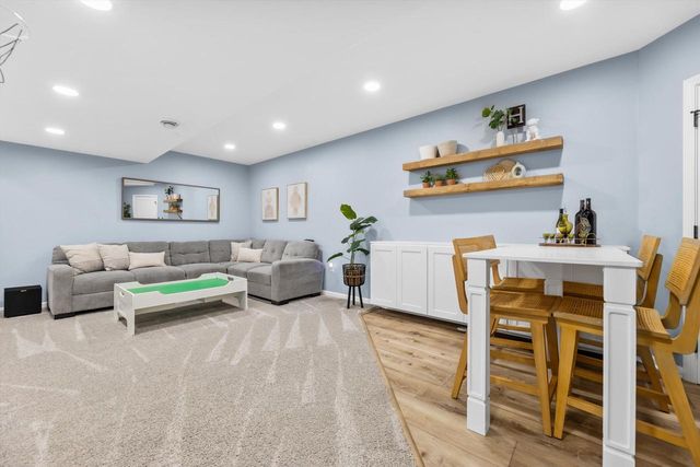 3260 S Regal DRIVE, New Berlin, WI 53151