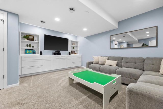 3260 S Regal DRIVE, New Berlin, WI 53151