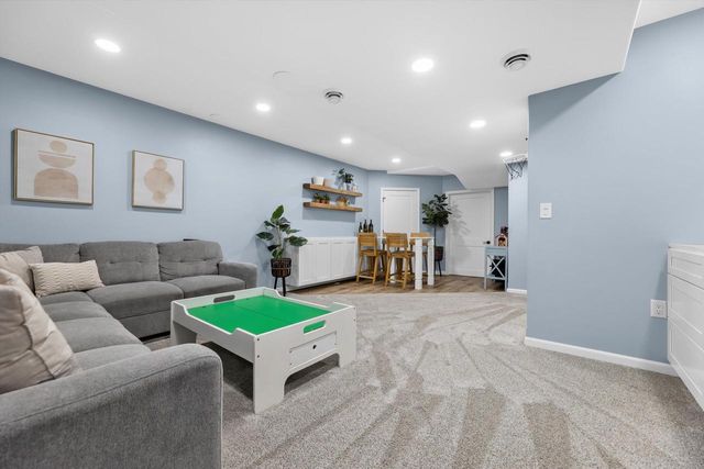 3260 S Regal DRIVE, New Berlin, WI 53151