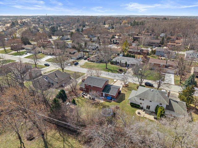 3260 S Regal DRIVE, New Berlin, WI 53151