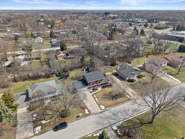 3260 S Regal DRIVE, New Berlin, WI 53151