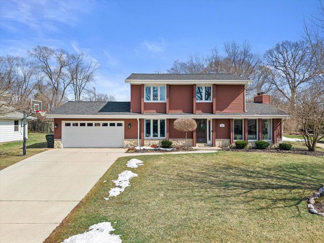 3260 S Regal DRIVE, New Berlin, WI 53151