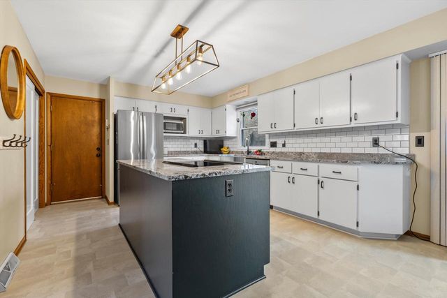 3260 S Regal DRIVE, New Berlin, WI 53151