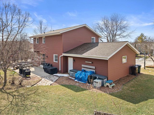 3260 S Regal DRIVE, New Berlin, WI 53151