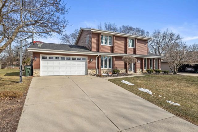 3260 S Regal DRIVE, New Berlin, WI 53151