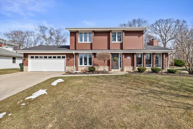 3260 S Regal DRIVE, New Berlin, WI 53151
