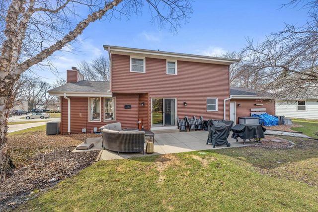 3260 S Regal DRIVE, New Berlin, WI 53151