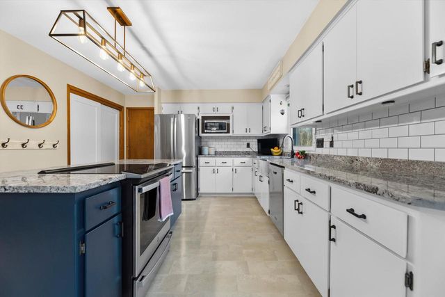 3260 S Regal DRIVE, New Berlin, WI 53151