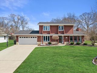 3260 S Regal DRIVE, New Berlin, WI 53151