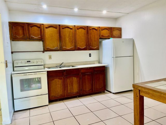 274 SW 9th St 2, Dania Beach, FL 33004